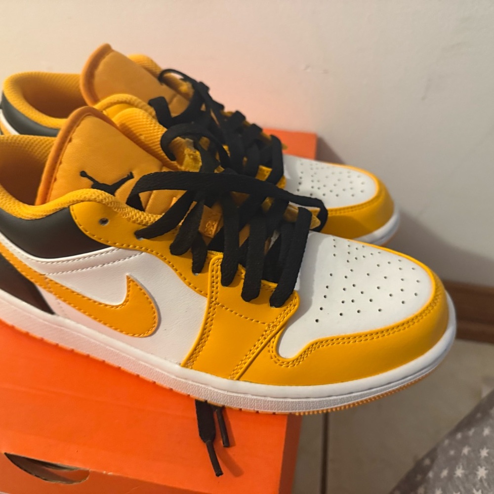 Air Jordan 1 men size 7 women size 8.5 Brand New